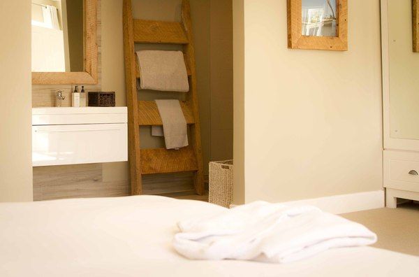 Beautiful 18 Bedroomed Lodge, Individual rooms with on-suite bathrooms and tea/coffee station
