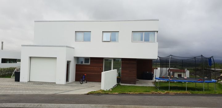 Modern 5 Bedroom House With A Lake View In The Outskirts Of