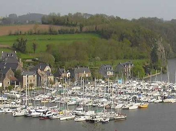 Maison sur le port du Lyvet vue sur Rance La Vicomt Maison sur le port du Lyvet vue sur Rance La Vicomt