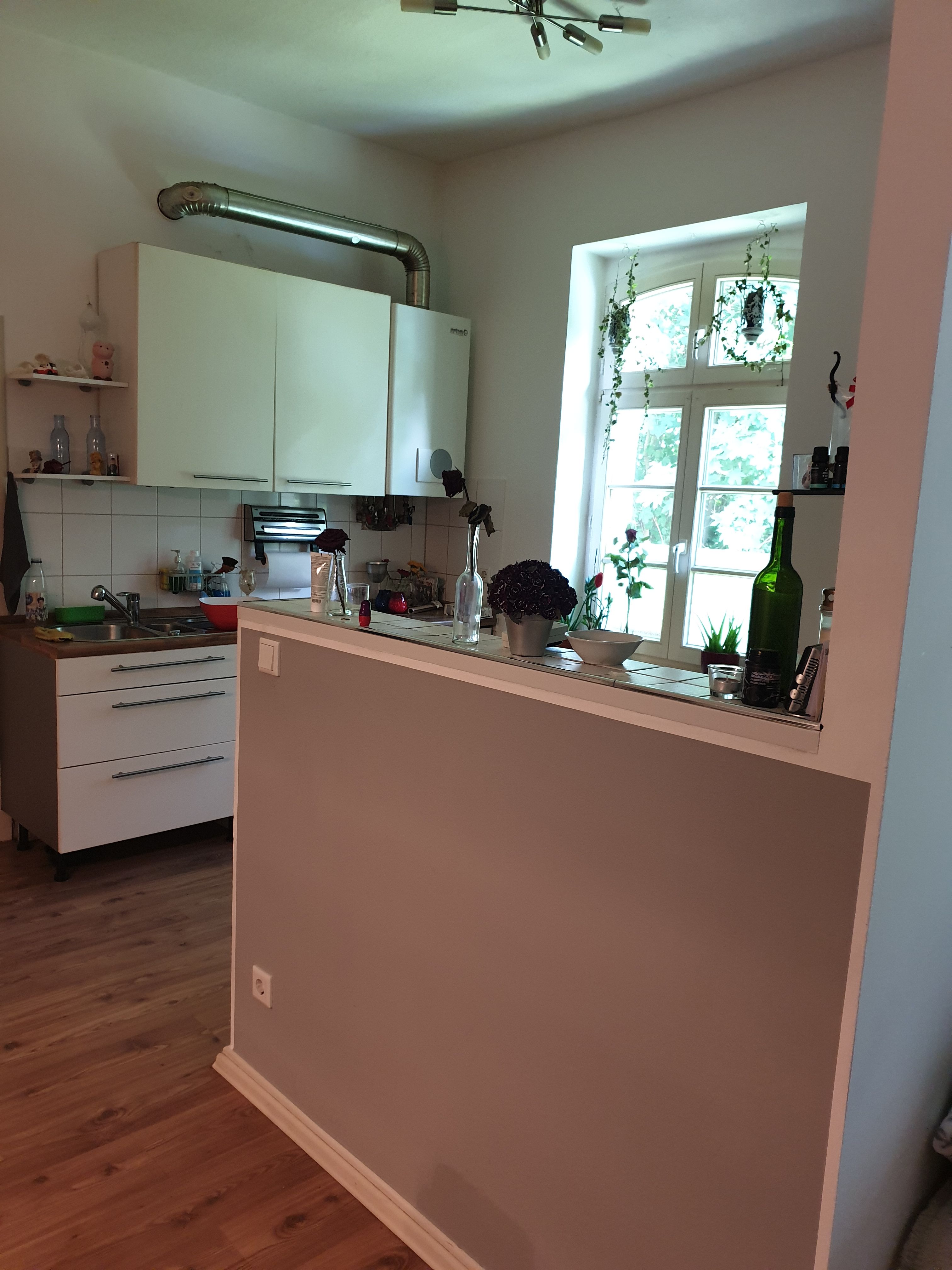 Schöne zwei Zimmer Wohnung, im Erdgeschoss, zentral gelegen mit einem