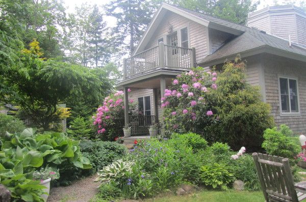 Coastal Maine cottage just steps from sandy beach