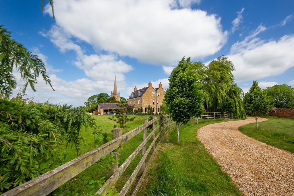 Detached Grade 2 Listed Georgian Manor Farm House