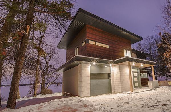 Magnifique maison moderne, bord de l'eau, à 5 min train Montréal   